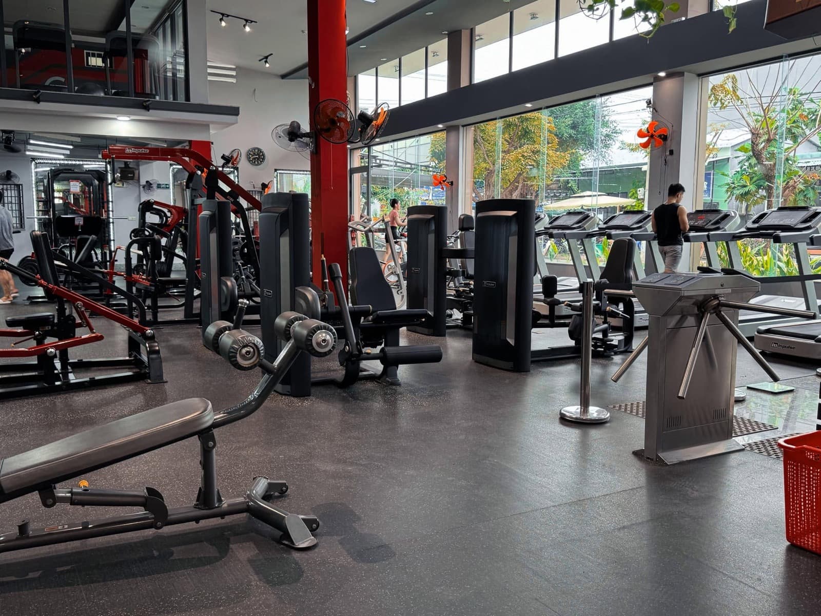 Dàn máy Impulse dưới ánh sáng ban ngày, cổng xoay ra vào và dãy máy chạy sát mặt kính